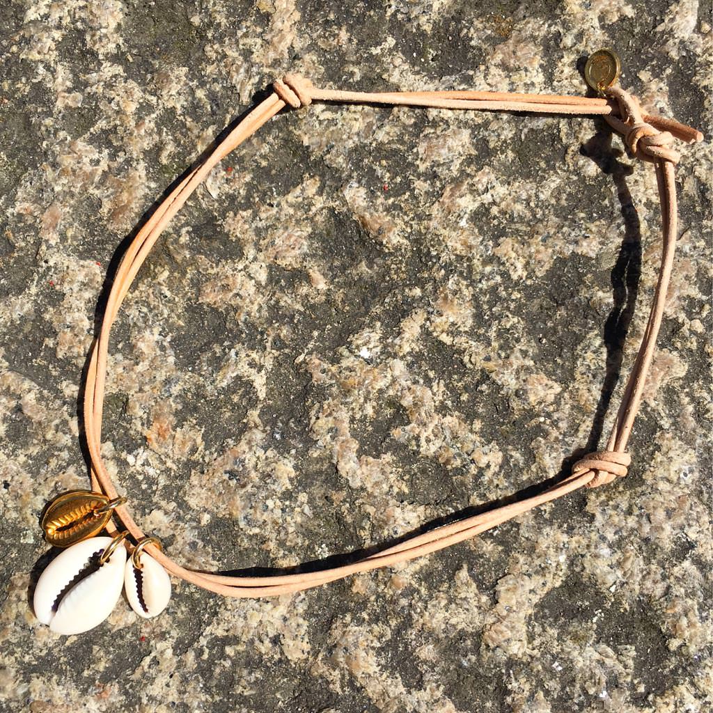 Dana Levy Midas Seashell Charm Trio Leather Cord Necklace - Natural Cord Sandstone